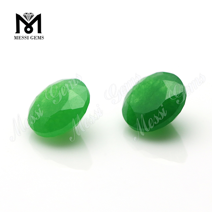 Драгоценный камень шариков агата изумрудно-зеленого цвета круглой формы естественный