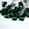 свободная лаборатория зеленого цвета создала стеклянный драгоценный камень драгоценный камень