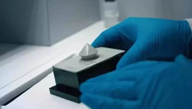 Можно ли использовать технологию 3D-печати в ювелирной промышленности с выращенными в лаборатории бриллиантами?