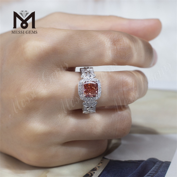 обручальное кольцо с розовым бриллиантом
