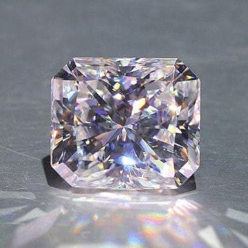 Муассанитовые бриллианты являются альтернативой бриллиантам и более блестят, чем бриллианты, но стоит ли их покупать?
