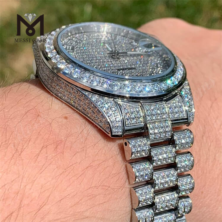 Изготовленные на заказ роскошные женские часы с муассанитом и бриллиантами