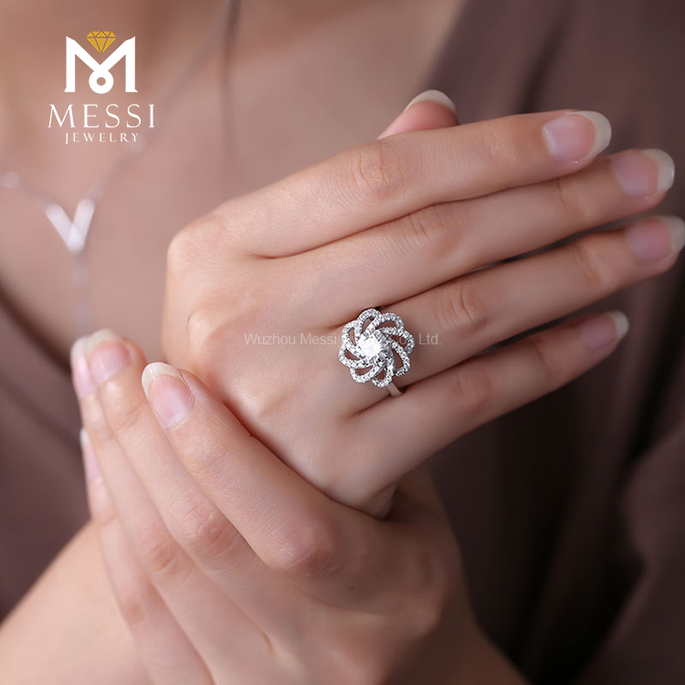 обручальное кольцо из 18-каратного белого золота с муассанитом и бриллиантом 