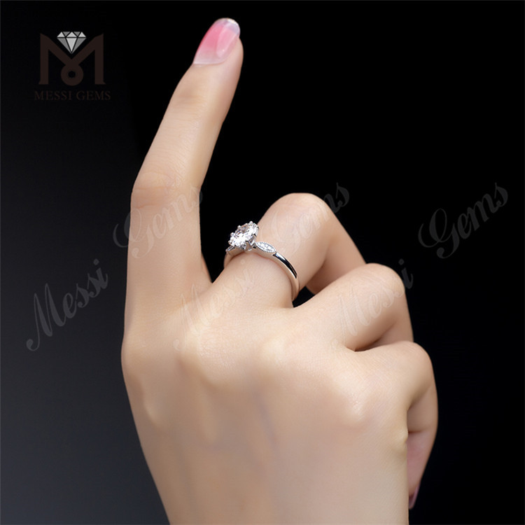 овальное кольцо с бриллиантом